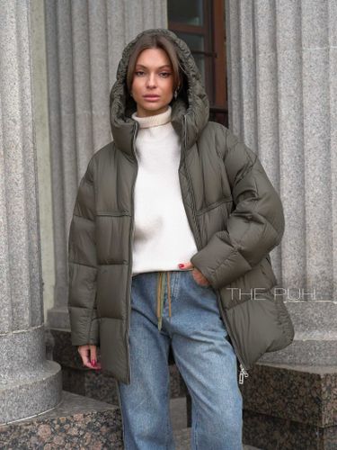 Пуховик женский цвета хаки с объемным капюшоном