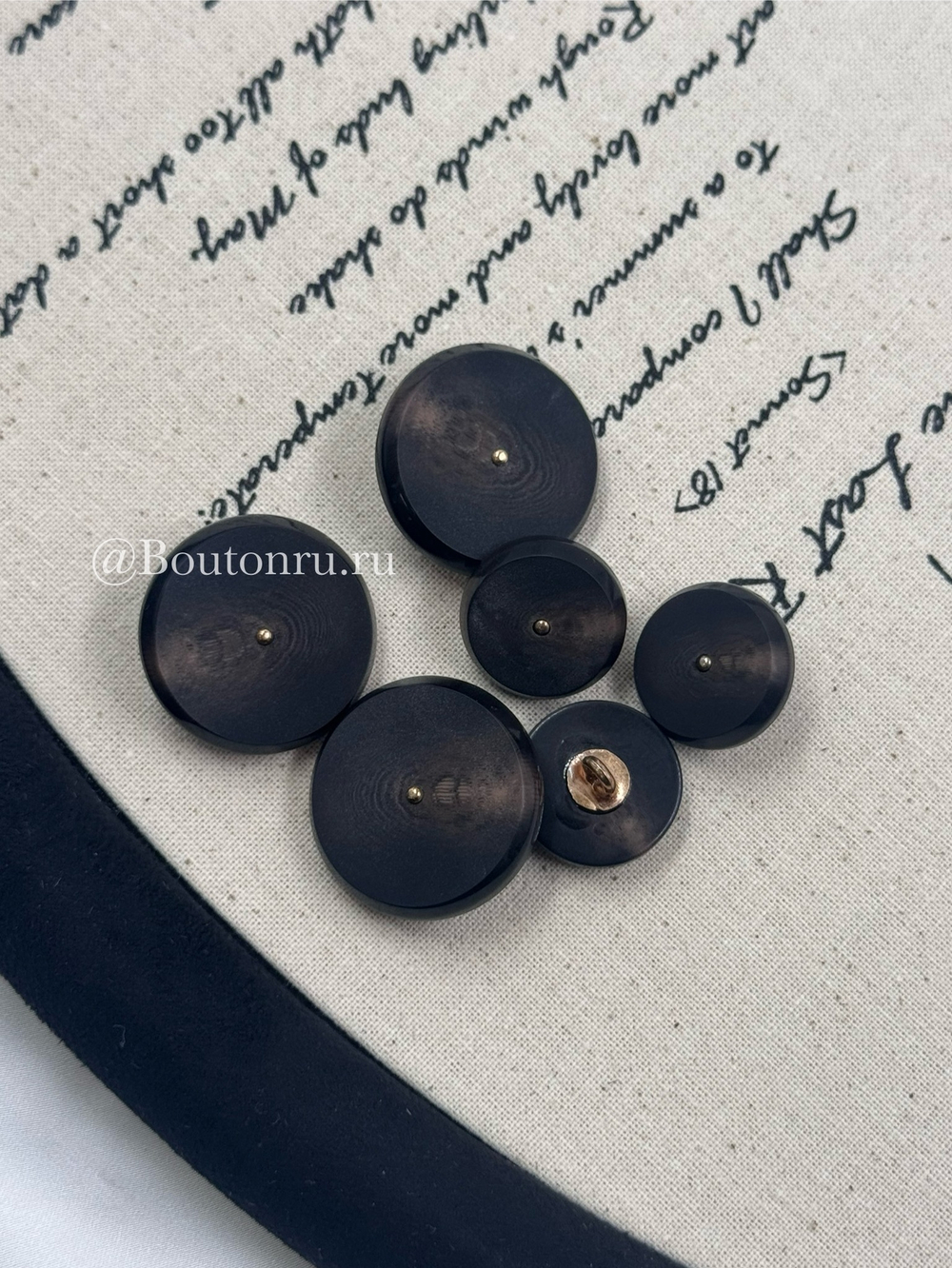 Пуговицы на золотистой ножке темно-коричневые матовые с прожилками