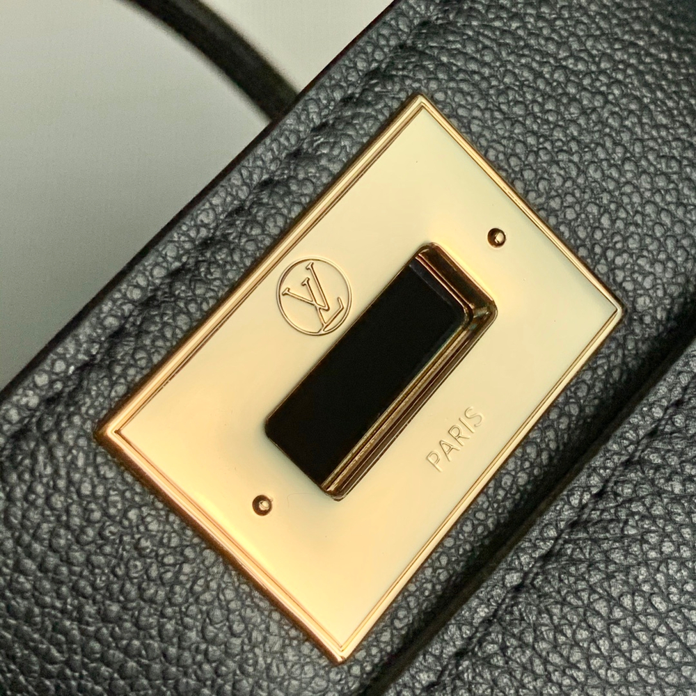 Louis Vuitton On My Side PM