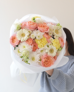 Дофаминовый букет с розами Джульетта, герберами и хризантемами