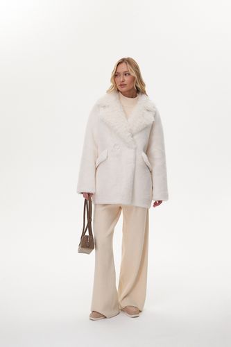 Белая шуба из эко-меха с английским воротником