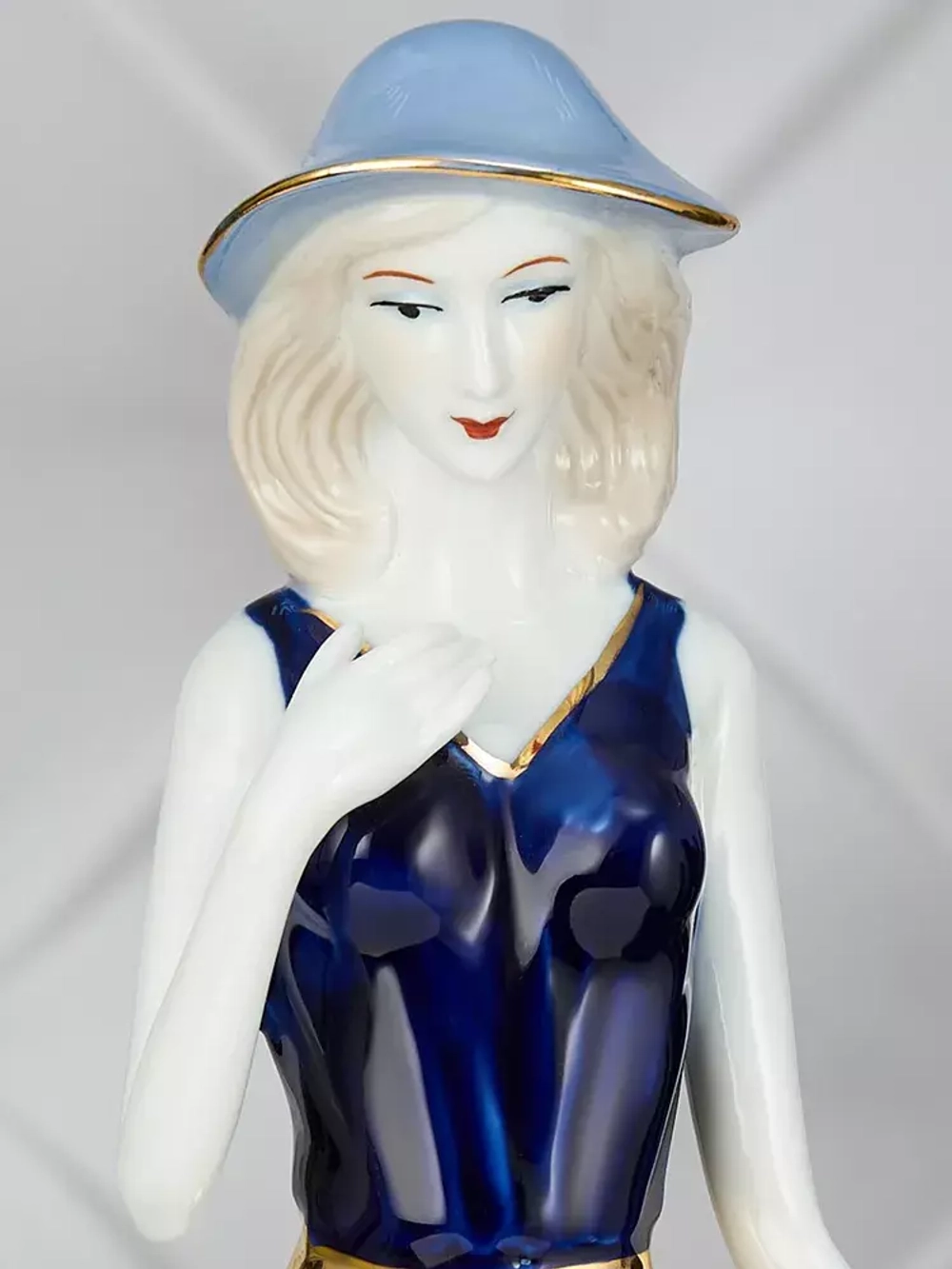 Фарфоровая статуэтка "Девушка" YW-33654