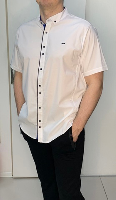 Мужская белая рубашка с коротким рукавом