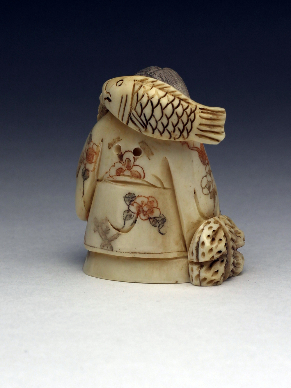 Нэцкэ Гейша с огромной рыбой