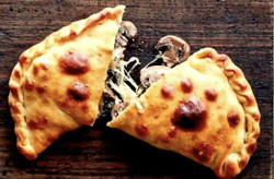 Кальцоне с копченой курицей и грибами