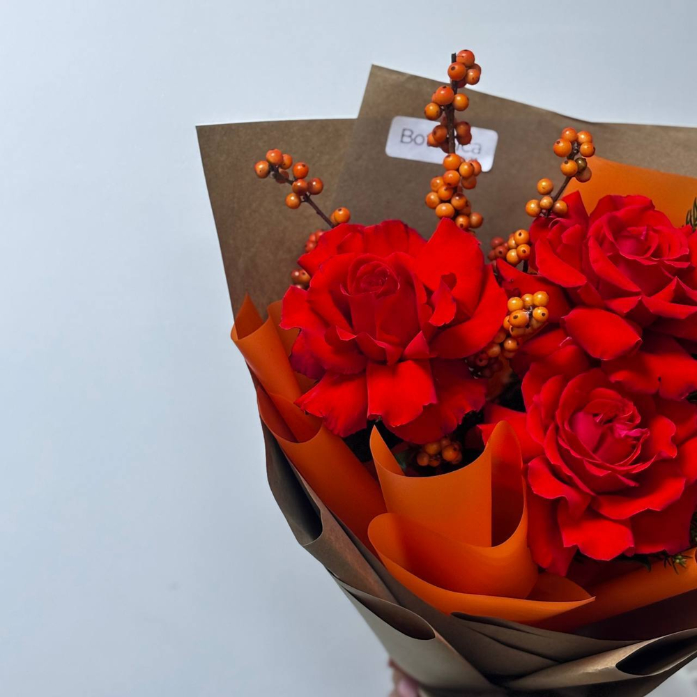 Авторский букет с французскими розами, илексом и хвоей. Букет 1222