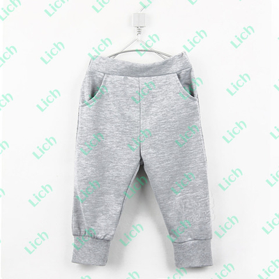 Штаны укороченные с надписью на заднем накладном кармане