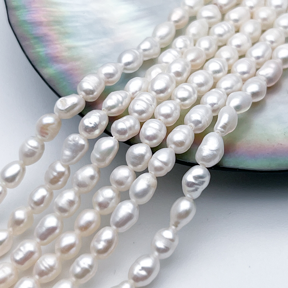 Жемчуг, размер около 4,5-4,8*3,8-4 мм, цена за отрезок 18 см (1/2 нити)