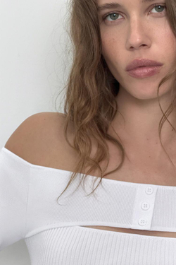 ZARA ПРИТАЛЕННЫЙ ТРИКОТАЖНЫЙ ТОП С ВЫРЕЗОМ, БЕЛЫЙ