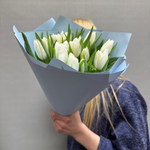 Букет из 15 белых тюльпанов в голубом оформлении