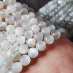 Лунный камень, яркое свечение, р-р 8мм, цена за нить 9.5см (1/4)