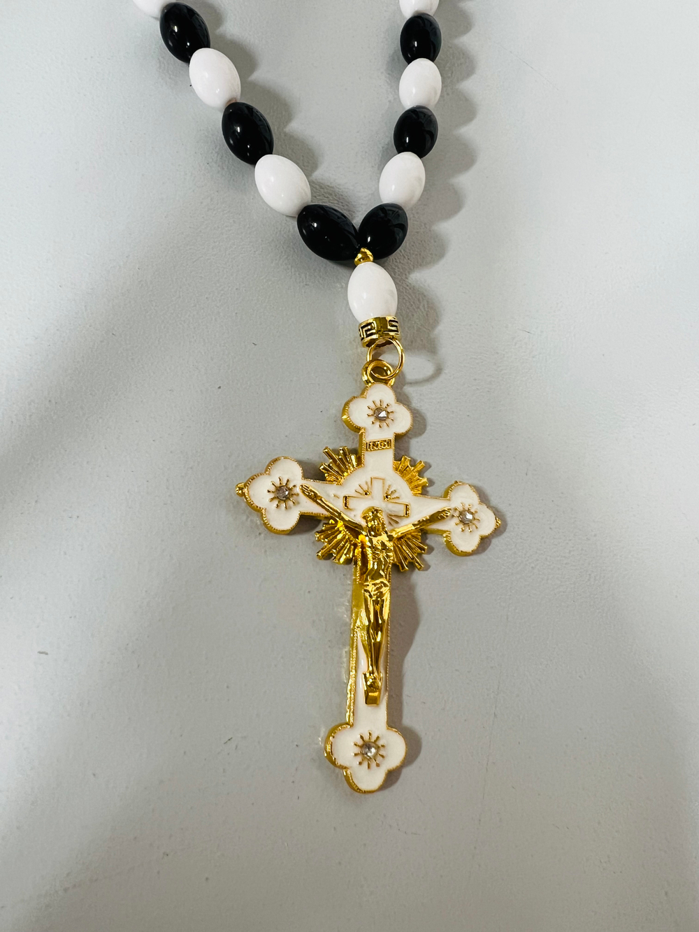 Игрушка-Подвеска на зеркало заднего вида - ЧЕТКИ ЭМАЛЬ Белые - КРЕСТ МЕТАЛЛ "Иисус" (стразы)