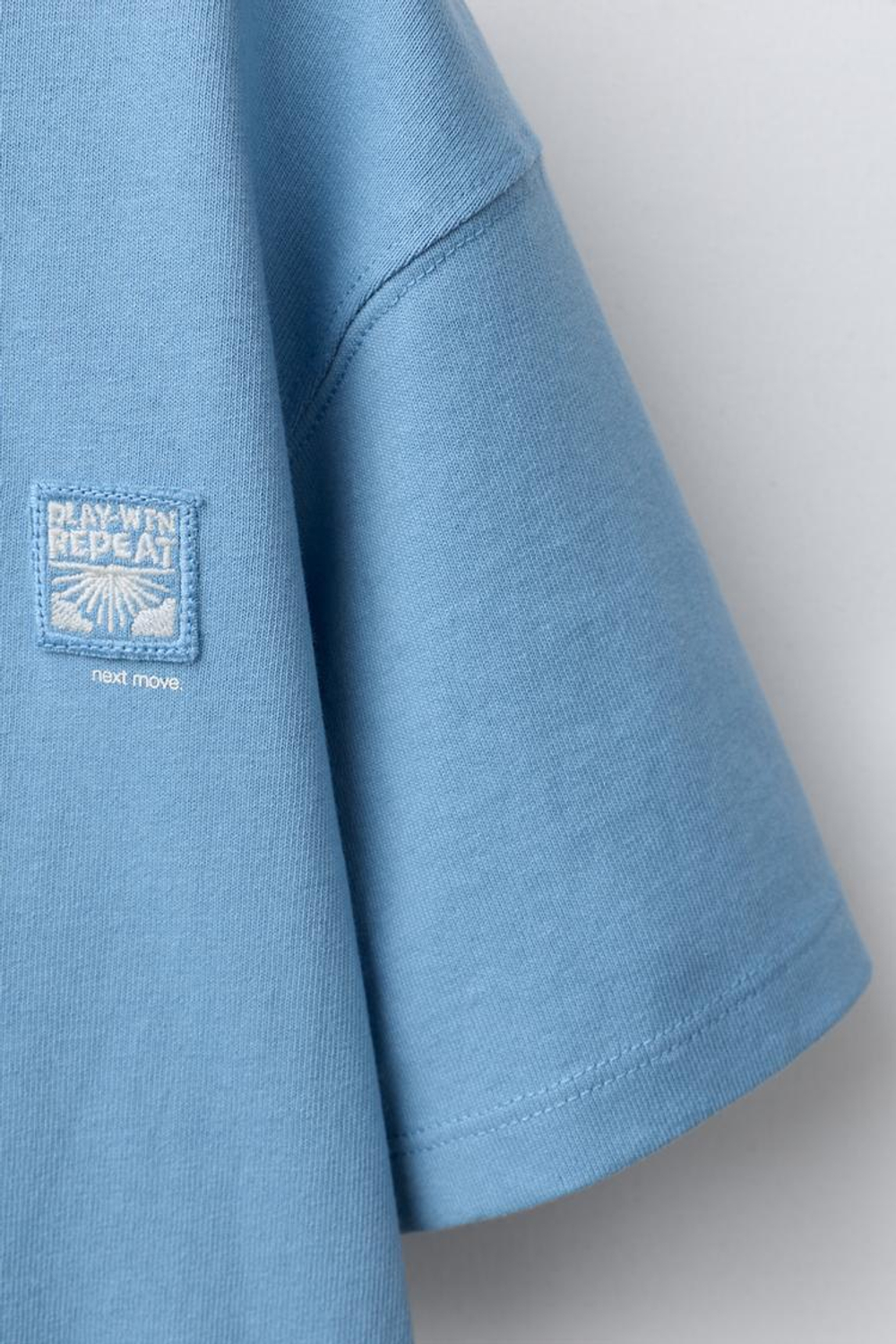 ZARA ОДНОТОННАЯ ФУТБОЛКА С НАШИВКОЙ, СИНИЙ