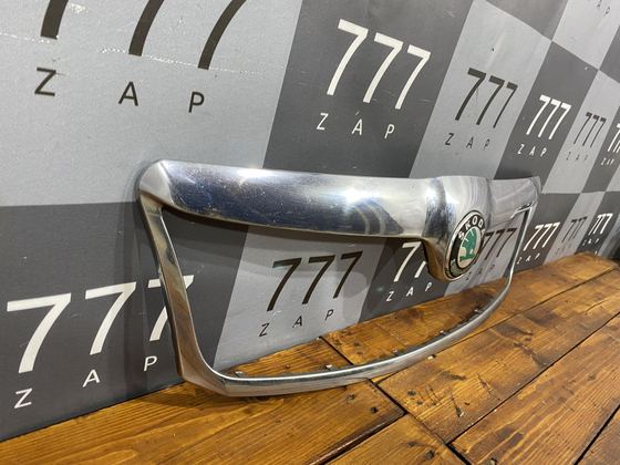 Решетка радиатора Skoda Octavia 2 (A5) 08-13 Б/У Оригинал 1Z0853651C