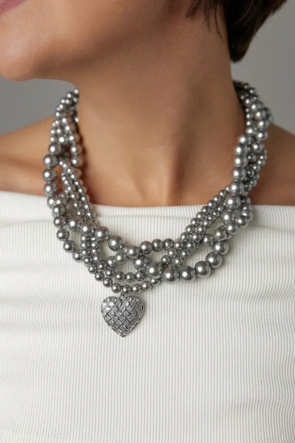 Колье "Одри" переплетеные нити серого жемчуга Майорка с большим сердцем из цирконов, оттенок серебро