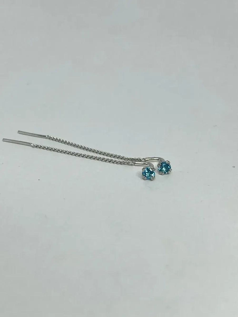 Серебряные серьги протяжки c топазом swiss