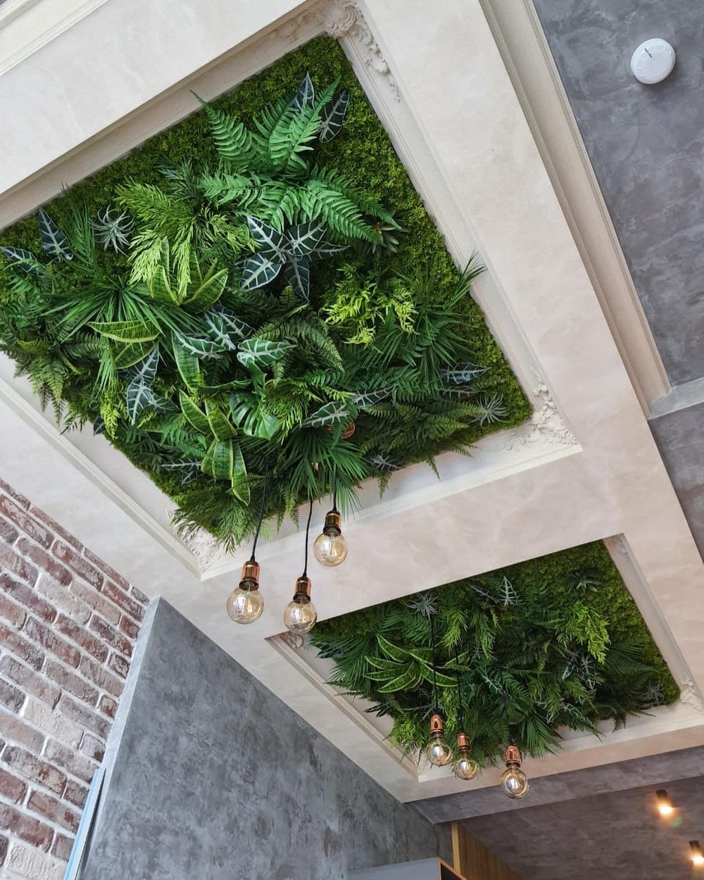 Озеленение потолка искусственными растениями и мхом. Г.Сочи