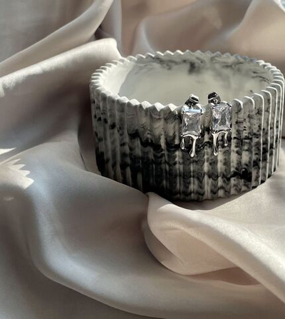 Расплавленные серьги с камнями