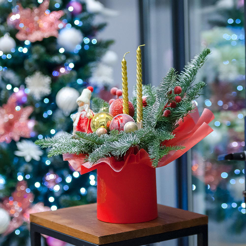 Яркая новогодняя композиция с нобилисом в красных тонах