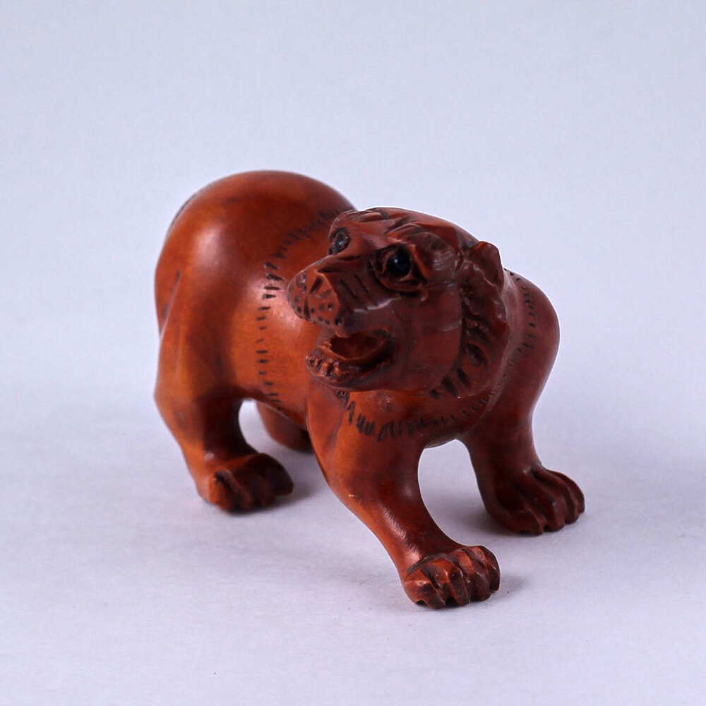 Нэцкэ Тигр идущий