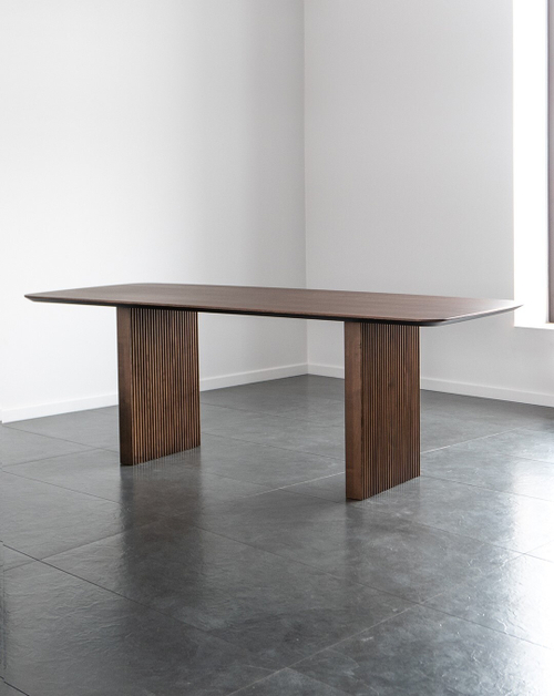 Дизайнерский стол из Дуба