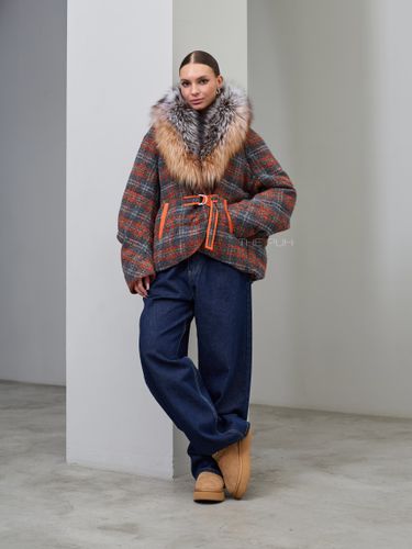 Оранжевый текстильный пуховик в клетку с мехом енота