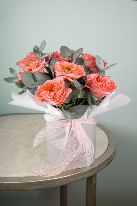 Композиция из роз Мандарин Экспрешн с эвкалиптом