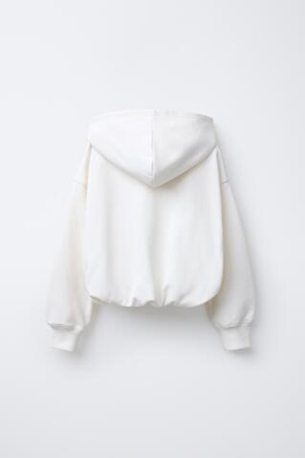 ZARA ХУДИ ОБЪЕМНОГО КРОЯ С ПРИНТОМ, ЖЕЛТОВАТО-БЕЛЫЙ