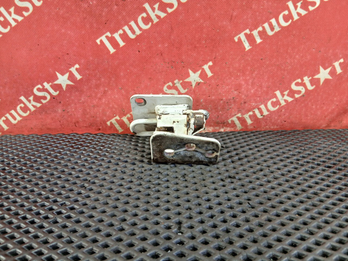 Петля двери нижняя левая 2017г.