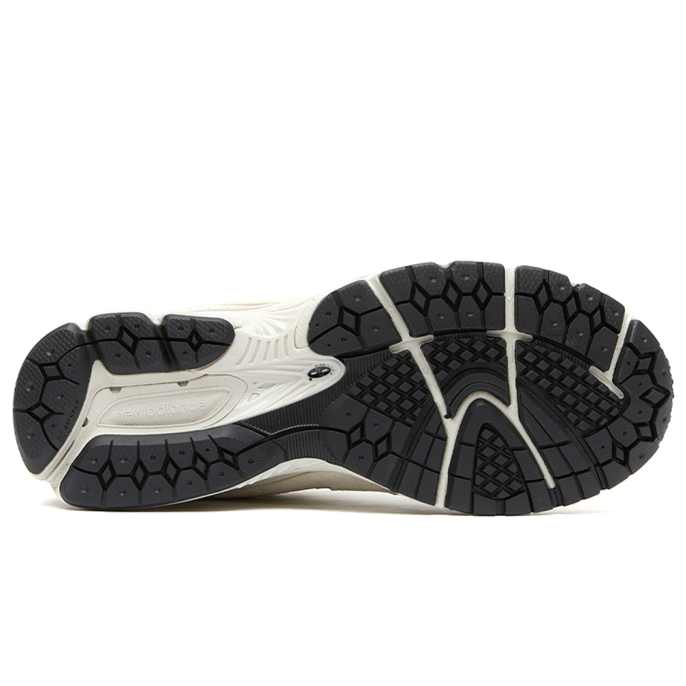 Кроссовки New Balance 2002R Bone