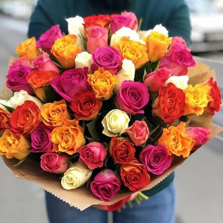 51 разноцветная роза в оформлении