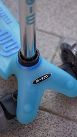 Самокат Mini Micro Deluxe Glow Plus (светящийся) LED арктический синий