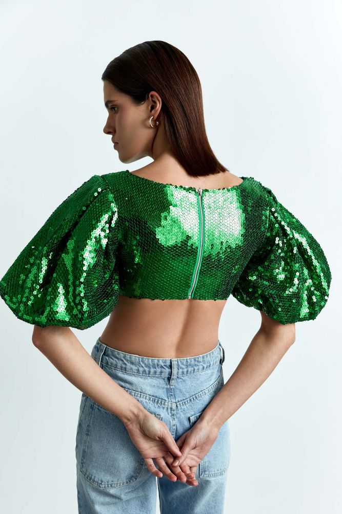 Укороченный топ из пайеток с объемными рукавами
