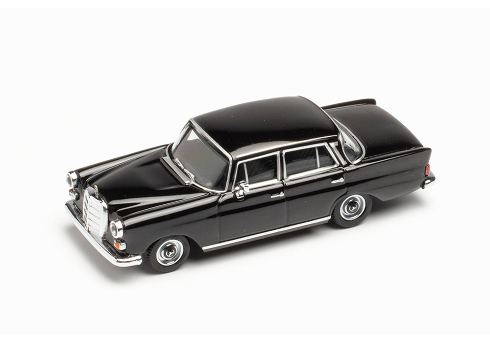 Автомобиль Mercedes-Benz 200, черный