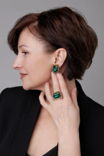 Кольцо прямоугольный зеленый кристалл в рамке, оттенок золото антик