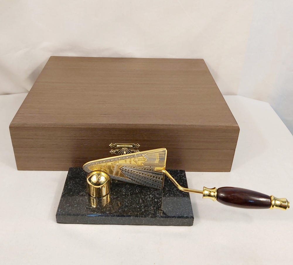 Подарок строителю " Сувенирный мастерок" малый на камне