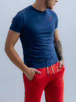 Синяя мужская футболка с красным принтом