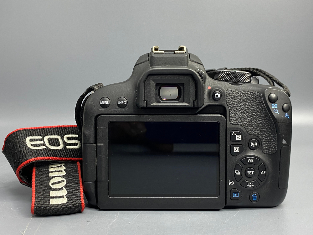 Canon 800D Kit 18-55mm IS STM 7.000 кадров