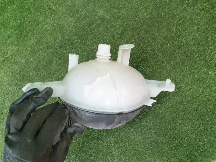 Бачок расширительный Mercedes C W205 (2014-2023)