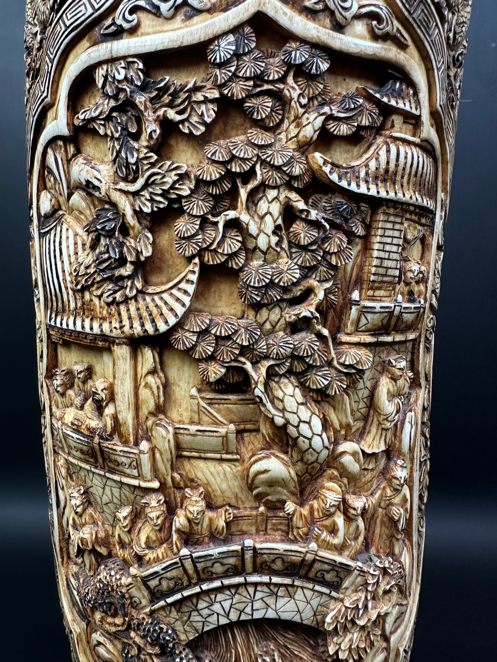 Монументальная резная ваза из кости