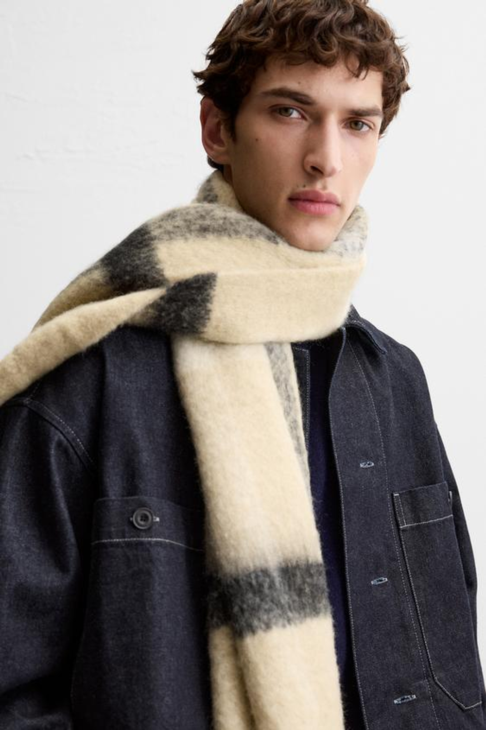 ZARA ШАРФ ИЗ РЕЛЬЕФНОЙ ТКАНИ С БАХРОМОЙ, БЕЖЕВЫЙ