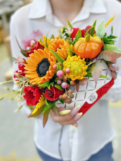 Букет «Подсолнухи и розы, сумочка»