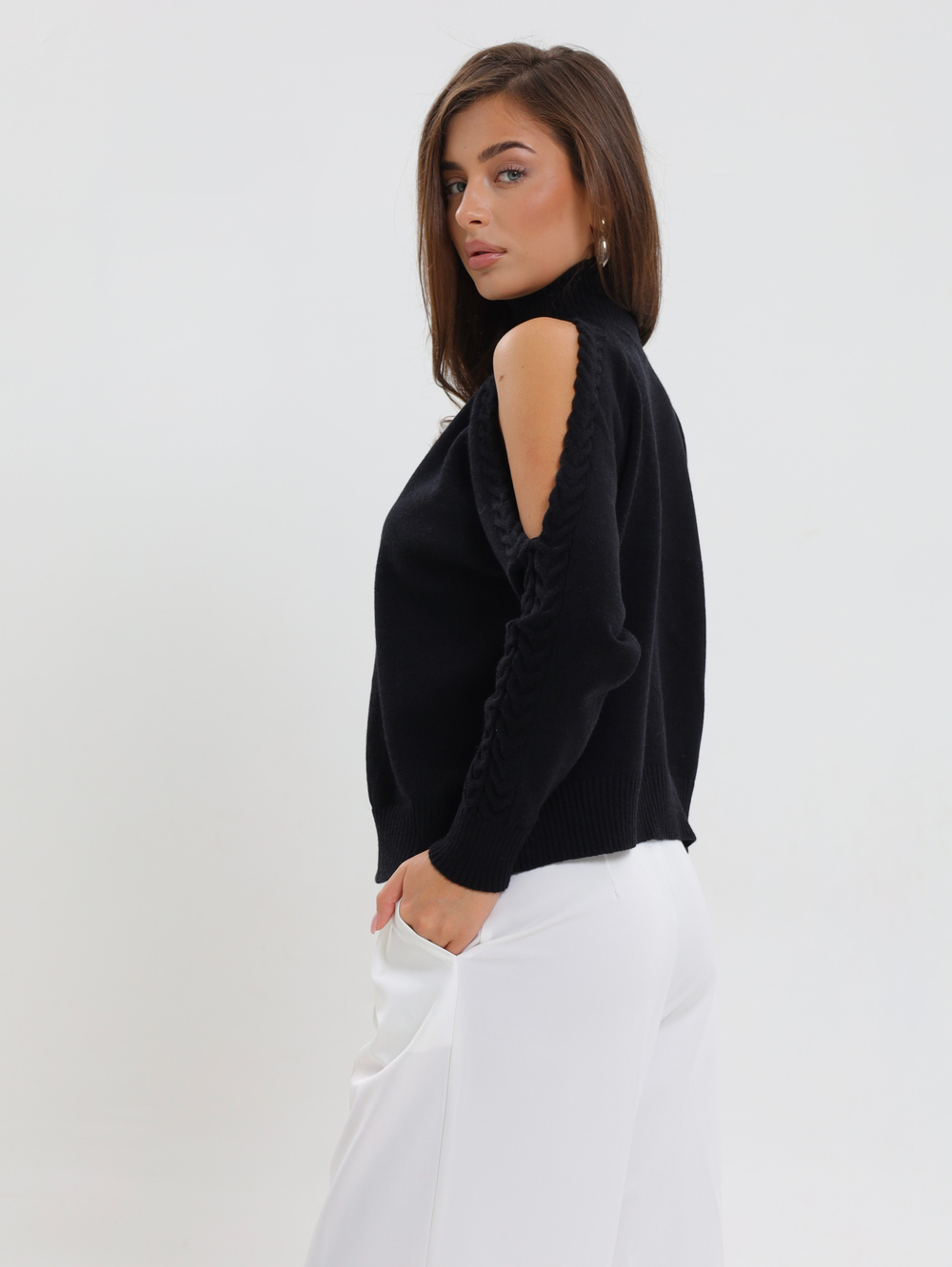 Джемпер с открытыми плечами