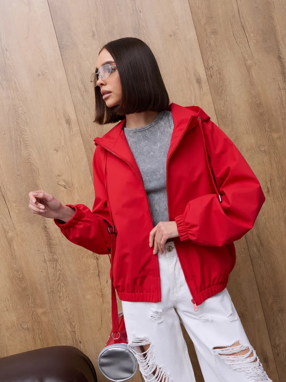 Ветровка с капюшоном