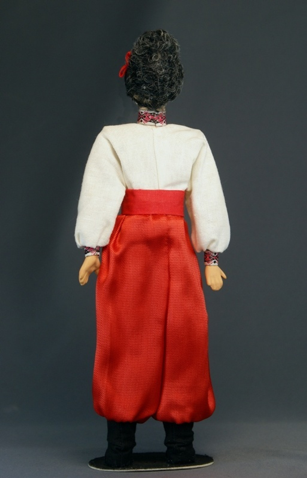 Кукла коллекционная фарфоровая в Украинском мужском костюме К.19-н. 20 в.