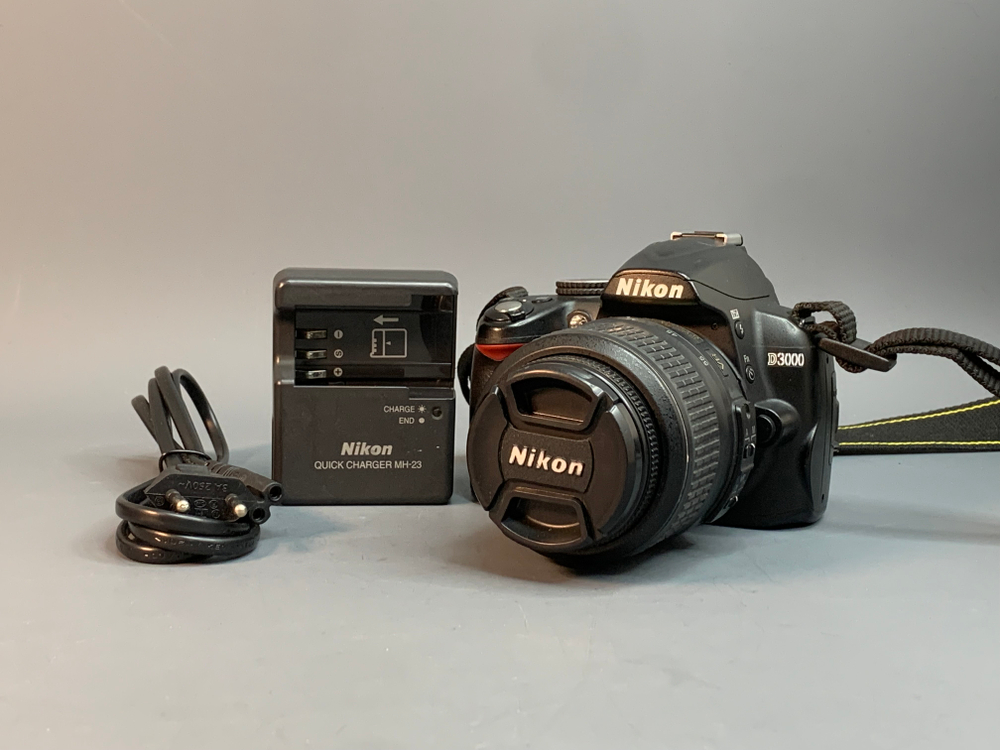 Nikon D3000 Kit 18-55mm 15.600 кадров