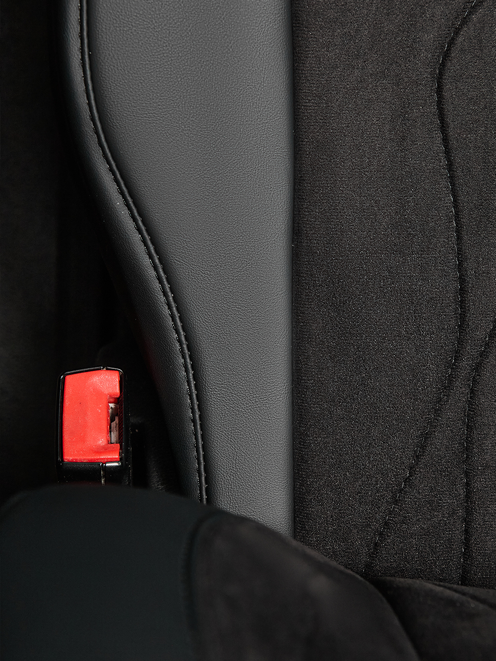 Чехлы Люкс MAN TGX, TGS с 2021 года без регулировки ремня безопасности водителя по высоте (экокожа, черный, черная вставка)