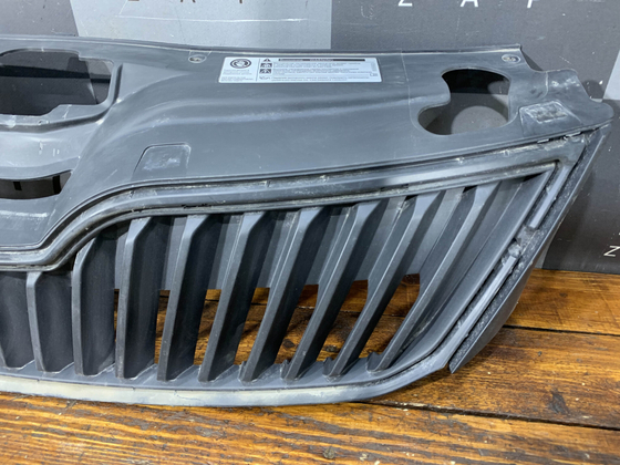 Решетка радиатора Skoda Rapid 1 12-20 Б/У Оригинал 5JA853668