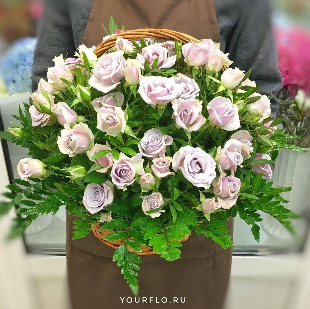 Корзина с сиреневыми кустовыми розами сорта "Silver Shadow"