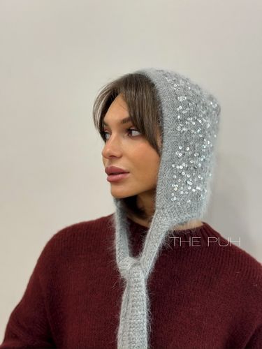 Вязаный серый чепчик из ангоры с пайетками